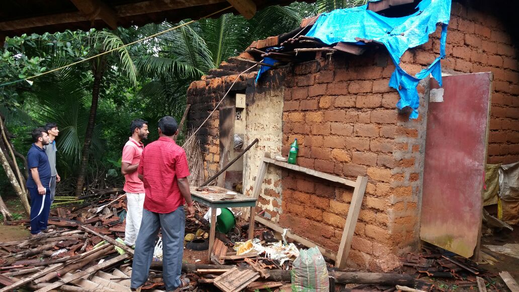 ಮಳೆ ಹಾನಿ: ಮನೆ ಕುಸಿತ, ರಸ್ತೆಗೆ ಉರುಳಿ ಬಿದ್ದ ಮರ